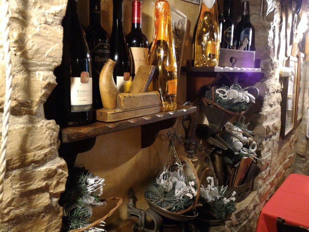 Vini e oggetti della tradizione negli interni di Chiazza Ranna