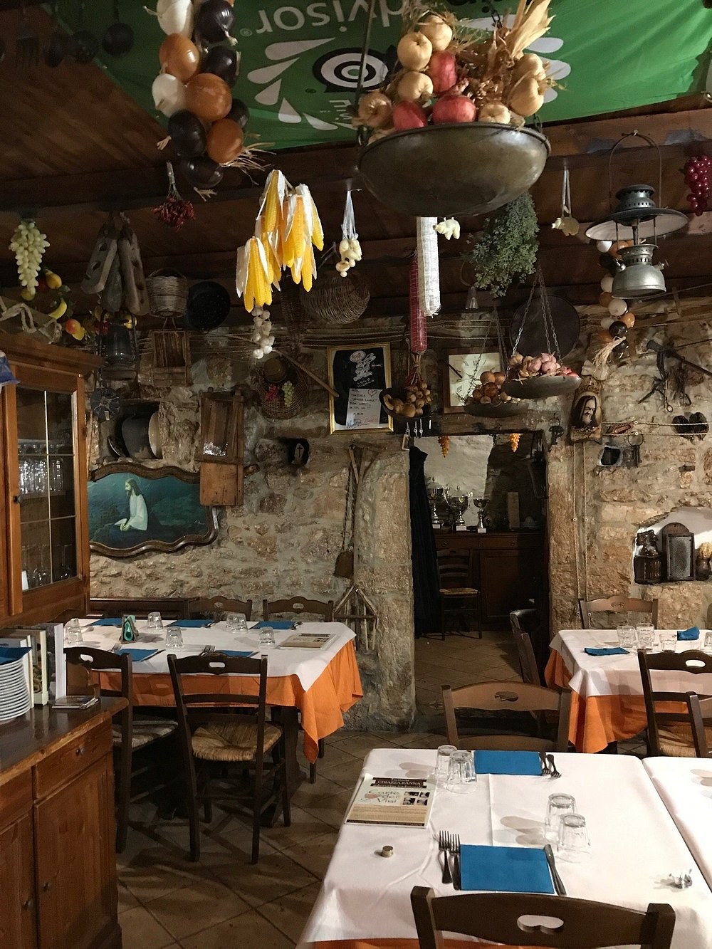 Dettaglio dell'interno rustico della trattoria