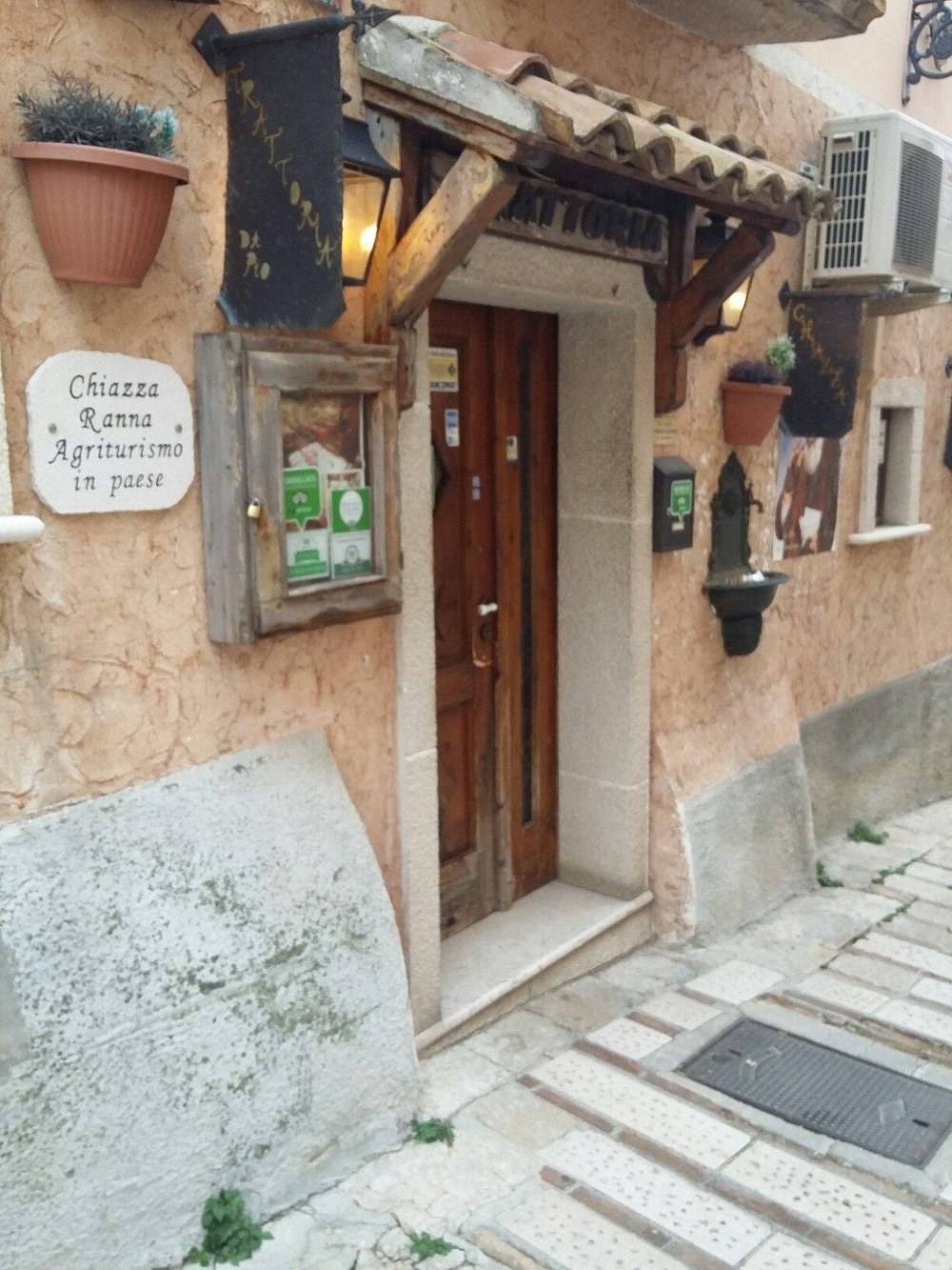 Ingresso della Storica Trattoria Chiazza Ranna in Via Pirgiano 78